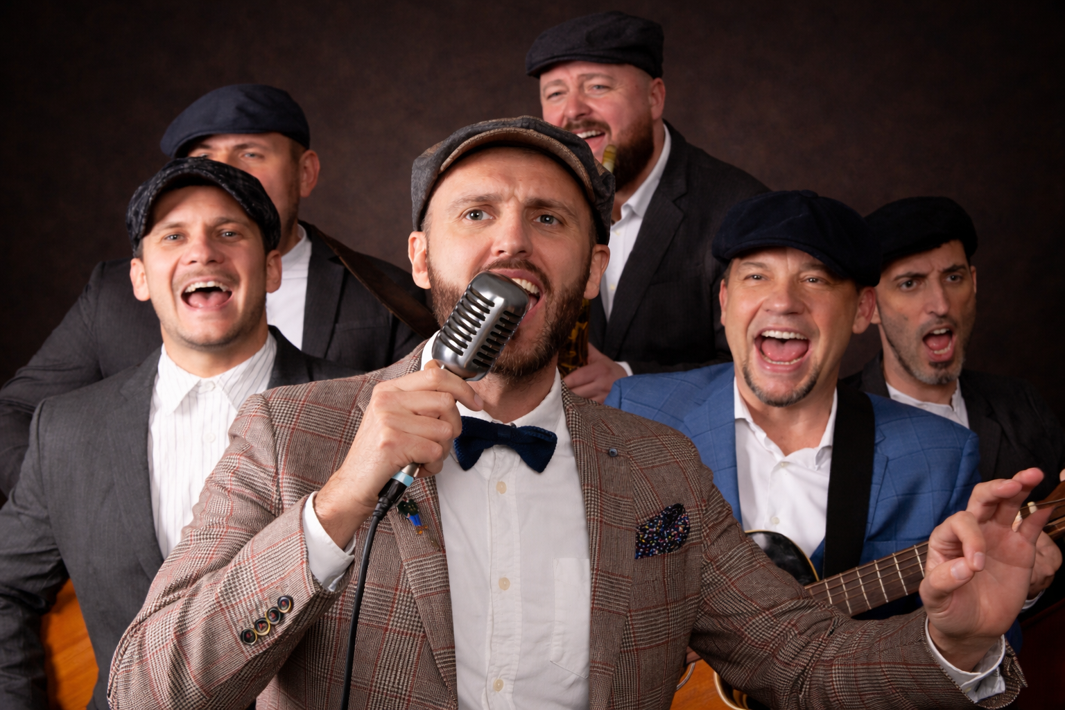 Peaky Voices Roaming Band bei einer Live-Performance zwischen den Gaesten